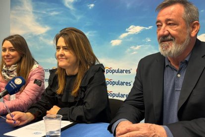 Virginia Martínez junto a la portavoz, Cristina Valderas, y José María Jimeno