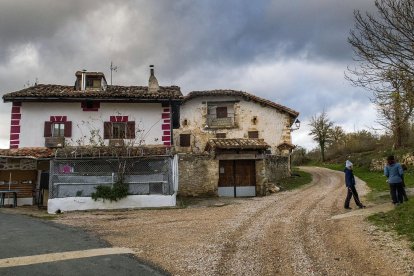 Una familia de turistas, en pleno mes de septiembre, en la localidad burgalesa de Villafría de San Zadornil.