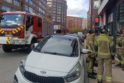Intervención de los bomberos de Burgos por una falsa alarma en la calle del Morco.