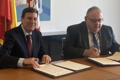 Archivo - Carriedo (i) y Vázquez, durante la firma del protocolo.