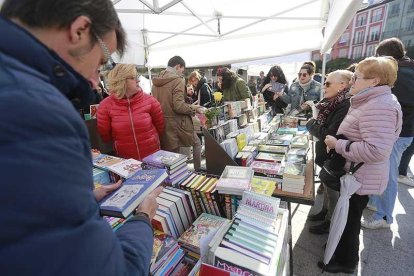 La lluvia de la mañana dio paso a una tarde espléndida en la Plaza Mayor.-RAÚL G. OCHOA