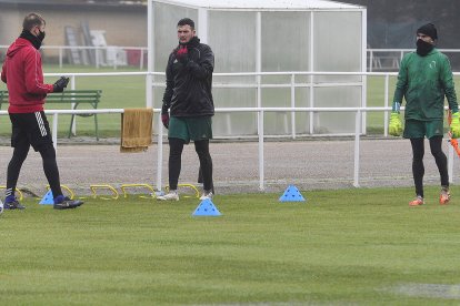 Los dos porteros del equipo, Marcelo Barovero y Óscar López, durante el entrenamiento de ayer. ISRAEL L. MURILLO