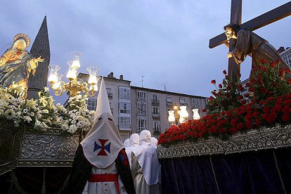 Nuestra Señora de los Dolores al encuentro de Jesús con la Cruz a Cuestas en la Semana Santa de hace cuatro años. SANTI OTERO