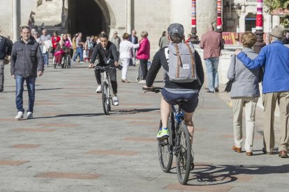 Dos ciclistas pasan por una zona peatonal del centro histórico-Israel L. Murillo