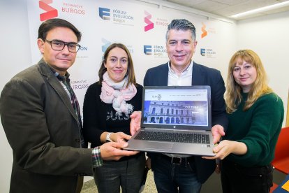 Los responsables de la web muestran el site junto Vicente Marañón. TOMÁS ALONSO