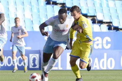 El centrocampista de la Arandina CF Álex Mozo cuerpea con el jugador del Deportivo Aragón Nick en el choque de La Romareda.-@REALZARAGOZA