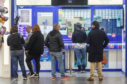 Las administraciones de Lotería de Burgos no han repartido grandes premios en el Sorteo de Navidad, pero sí muchas pedreas que se transforman en décimos para el Sorteo del Niño. SANTI OTERO