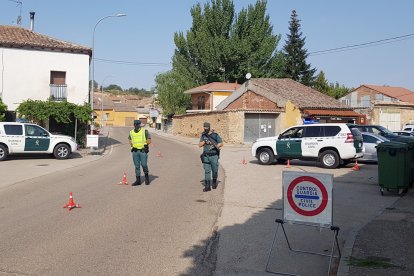 Imagen de un control de la Guardia Civil en la entrada de Sotillo de la Ribera. L.V.