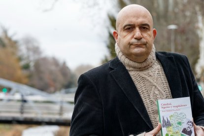 El escritor burgalés Jesús Toledano con un ejemplar de 'Catedral, légamo y magdalenas'. SANTI OTERO