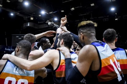 Los jugadores del Hereda San Pablo hacen piña tras lograr la Copa Intercontinental en Buenos Aires. FIBA