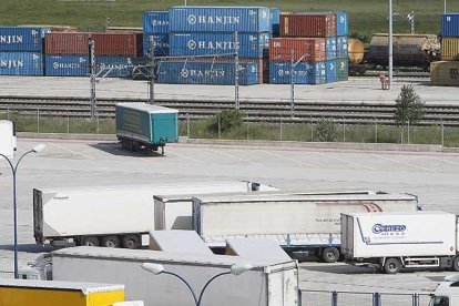 Camiones aparcados en el Centro de Transportes Aduana de Burgos y, al fondo, contenedores en la playa de descaga de la estación de mercancías.-R. OCHOA