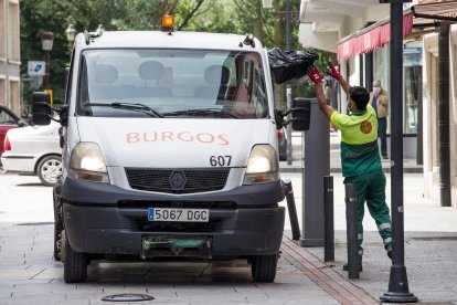 El informe técnico elige la oferta de Urbaser para el contrato de Basuras. SANTI OTERO