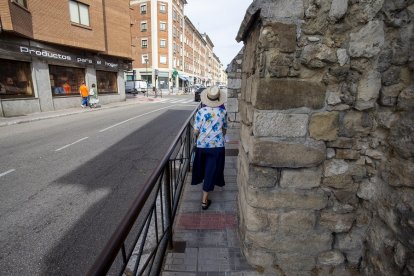 La acera estrecha junto al convento de Santa Clara ganará anchura con esta intervención. SANTI OTERO