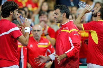 Feliciano López, Bruguera y Granollers, en Lille, durante el partido de dobles ante Francia.-PASCAL ROSSIGNOL (AFP)