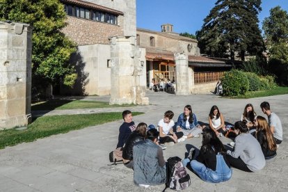 Un grupo de estudiantes en el Campus de San Amaro. I. L. M.