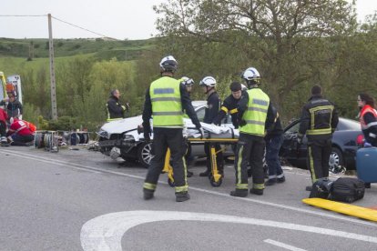 La policía y sanitarios se trasladaron al lugar del accidente.-RAÚL OCHOA