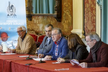 Acto de presentación de las XXV Jornadas del Deporte celebrado en el Salón Rojo del Teatro Principal. SANTI OTERO