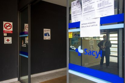 Un paciente sale del Centro de Salud de Santa Clara. SANTI OTERO