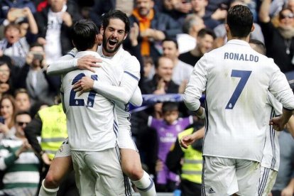 El delantero del Real Madrid Morata (de espalda) celebra su gol con su compañero el centrocampista Isco, primero para el equipo, durante el partido correspondiente a la 23 jornada de Liga contra el Espanyol.-EFE