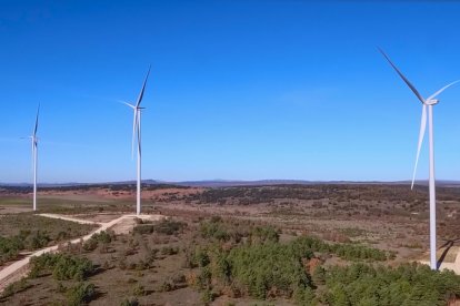 Imagen de los tres aerogeneradores instalados en Quintanilla Sobresierra. ECB