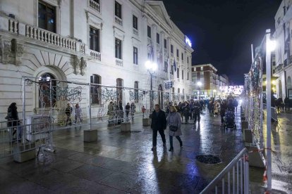 Los arcos luminosos de Navidad ubicados en el Espolón han tenido que ser retirados por un fallo técnico. SANTI OTERO