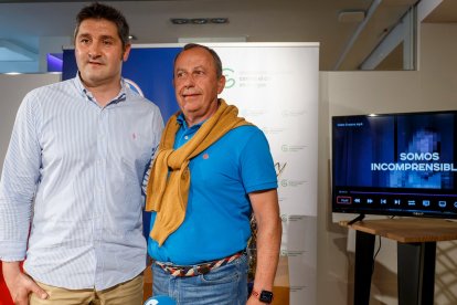 Albano Martínez, gerente del San Pablo Burgos, posa con el presidente de la Asociación Española Contra el Cáncer de Burgos, Eduardo González, tras la presentación de la campaña. SANTI OTERO