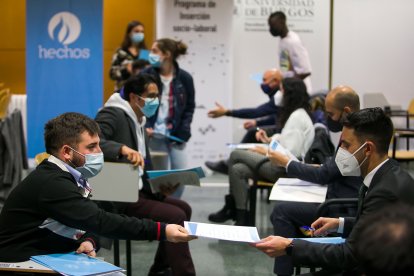 La Asociación Hechos celebra la VII edición del evento "Speed Job Dating" en el salón de grados de Económicas. TOMÁS ALONSO