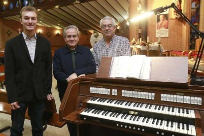 Javier Moral Agraso (i.), Lucinio Ramos, párroco de Fátima, y Juan Gabriel Martínez (d.), ayer junto al órgano de la parroquia de Fátima.-Raúl Ochoa