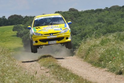 Christian Urbán completa un tramo en 2019. AITOR DEL OLMO / RALLY DE VILLAHOZ