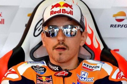 Jorge Lorenzo, en el boxe del equipo Repsol-Honda, en Motorland (Alcañiz, Aragón).-AFP / JOSÉ JORDAN