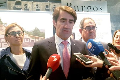 JuanCarlos Suárez-Quiñones (centro) junto a Raquel González y Baudilio Fernández-Mardomingo.-L.V.