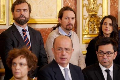 Pablo Iglesias, junto a Iván Espinosa de los Monteros e Inés Arrimadas, en el Congreso.-JOSE LUIS ROCA
