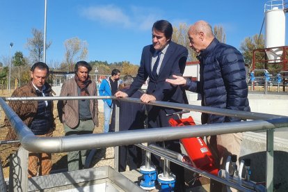 El consejero de Medio Ambiente, ha visitado esta mañana la nueva depuradora de Trespaderne. ECB