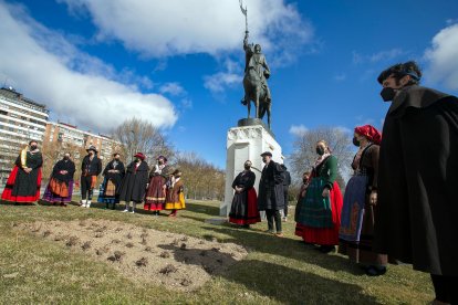 El homenaje, que implicó a unos 25 voluntarios, se realizó a los pies de la estatua de Diego Porcelos. TOMÁS ALONSO