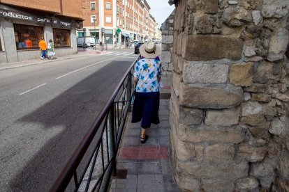 La acera estrecha junto al convento de Santa Clara ganará anchura con esta intervención. SANTI OTERO