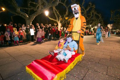 Un hombre empuja un carrito en el desfile de carnaval del año pasado. ECB