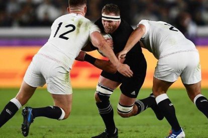 Los ingleses Owen farrell y Jamie George impiden el avance de Kieran Read.-AFP / CHARLY TRIBALLEAU