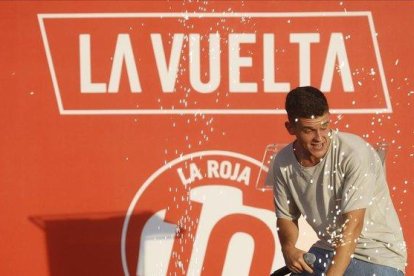 Arkano, durante su actuacion este jueves en la presentacion de los equipos participantes en la Vuelta Ciclista a España.-EFE / JAVIER LIZON