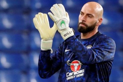 Willy Caballero, durante el calentamiento previo al Chelsea-Tottenham.-PAUL CHILDS (REUTERS)