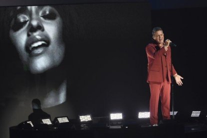 Sanz, que dijo no haber preparado un discurso de agradecimiento, dedicó especialmente el premio a su madre, fallecida hace ocho años.-INVISION