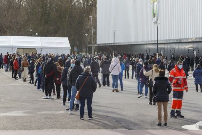 Colas en el aparcamiento de El Plantío para realizarse el test de antígenos en la unidad móvil. SANTI OTERO