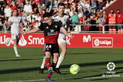 Camello dispara a puerta para hacer el tercero del Mirandés. LALIGA