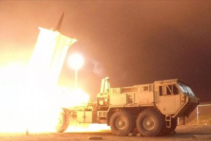 Un misil interceptor del sistema THAAD lanzado desde Alaska durante una prueba del sistema, en Kodiak, el 30 de julio.-EFE / US DEFENSE MISSILE AGENCY