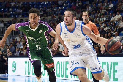 López supera a Roberts en un lance del partido de ayer.-ACB PHOTO / G. POZO