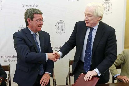 Rico (i.) y Méndez Pozo (d.) tras la firma de ayer a la que seguirá en septiembre la presencia de la marca en Londres.-R. O.