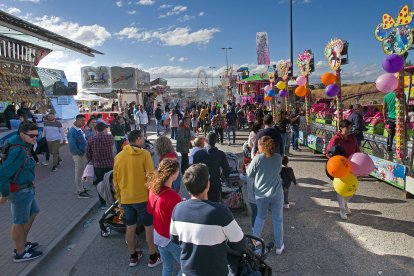 Varias personas pasan la tarde en las barracas. TOMÁS ALONSO