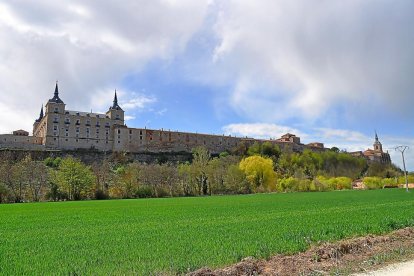 Panorámica de la villa de Lerma desde el valle del Arlanza, con el Palacio Ducal y sus características torres, el pasadizo del Duque y la colegiata de San Pedro.-I.M.