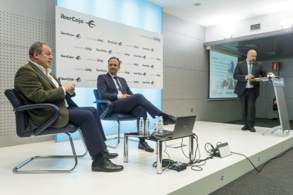 Francisco Andrés Domínguez (izqda) y Javier Alonso, charlaron con Ricardo García Ureta. SANTI OTERO