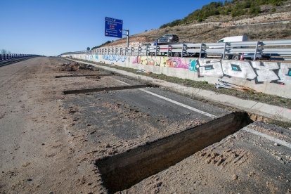 Imagen de la obras de refuerzo de la calzada en el tramo de la BU-30 con grietas. TOMÁS ALONSO