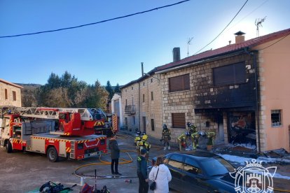 Imagen de la intervención de los Bomberos en Palacios de Benaver. BOMBEROS DE BURGOS